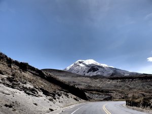 Eine Bergstraße führt hinauf in Richtung des Vulkans Chimborazo.