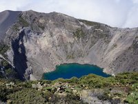 Blick auf den blauen Kratersee des Vulkan Irazú in Costa Rica