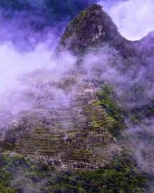 Wolkenverhangenes Machu Picchu