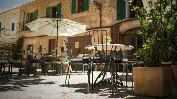 Selektiver Fokus auf Stühle und Tisch in einer mediterranen Stadt in Spanien