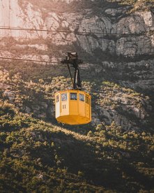 Eine gelbe Gondel der Seilbahn am Berg Montserrat