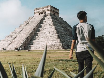 Mann läuft auf die Pyramide bei Chichén-Itzá zu