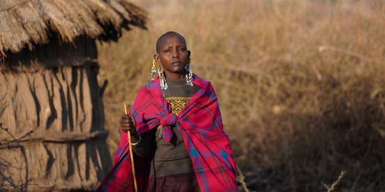 Massai-Frau in pinkem Gewand