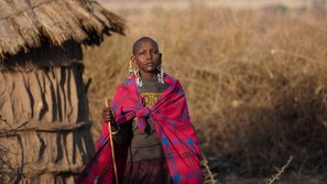 Massai-Frau in pinkem Gewand