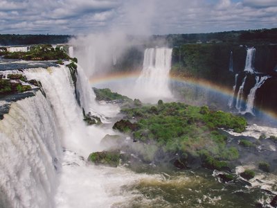 Iguazu Wasserfälle mit Regenbogen