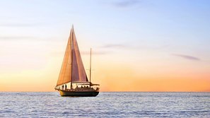 Segelboot auf dem Meer bei Sonnenuntergang