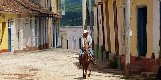 Älterer Mann reitet auf einem Pferd in Trinidad