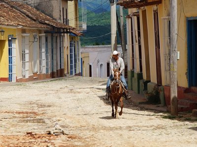Älterer Mann reitet auf einem Pferd in Trinidad