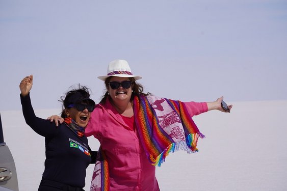 Zwei Frauen in der Salar de Uyuni in buten Klamotten
