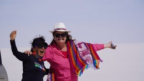 Zwei Frauen in der Salar de Uyuni in buten Klamotten