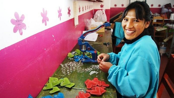 Peruanerin in der Casa-Mantay-Werkstatt lächelt in die Kamera
