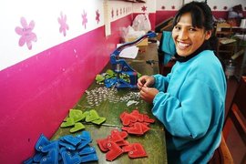 Peruanerin in der Casa-Mantay-Werkstatt lächelt in die Kamera