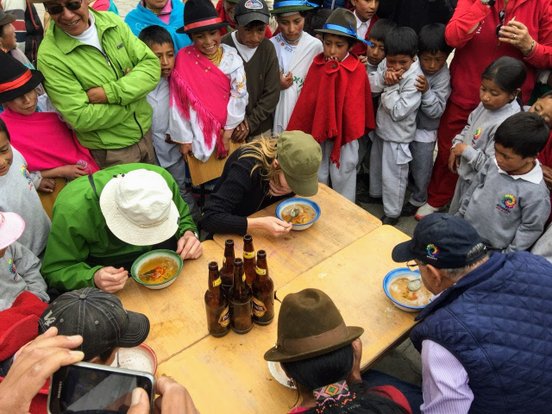 Bierlöffeln in Ecuador