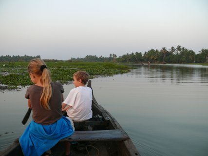 Nordindien Rundreise - zwei Kinder auf Bootstour auf einem Fluss