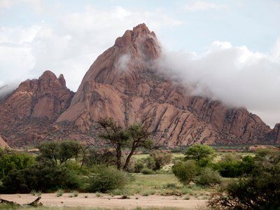 Spitzkoppe Berg unter Nebelschwaden - Namibia Highlights