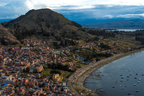 Bolivien Rundreise - Luftaufnahme des Ortes Copacabana am Titicacasee