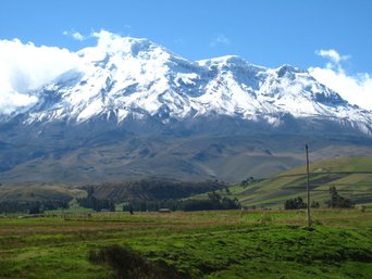 Bergpanorama mit verschneitem Gipfel