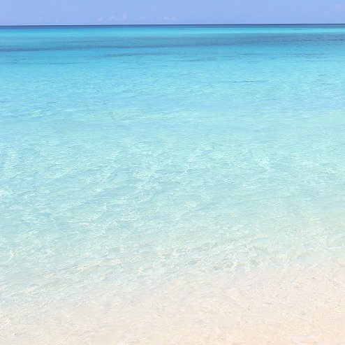Türkisblaues Wasser und weißer Sand in der Dominikanischen Republik