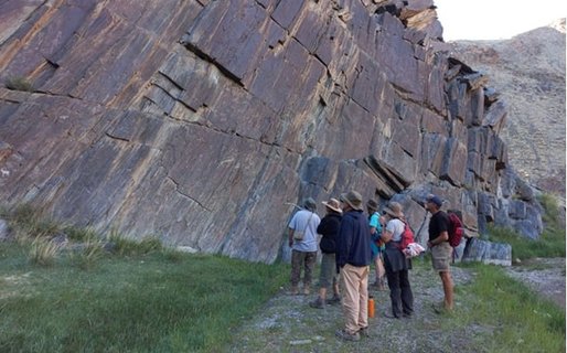Touristen vor steinwand
