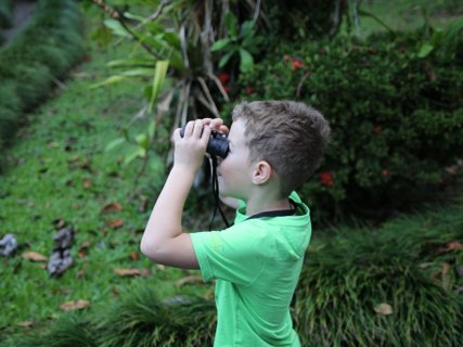 Costa Rica Familienreise - Junge mit Fernglas