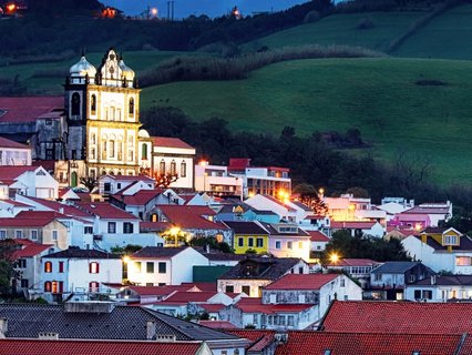  Night view of Horta city with church - Azoren Inselhopping