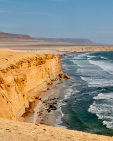 Blick auf die Klippen von Paracas