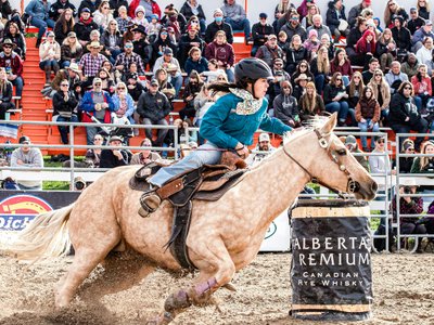 Frau auf Pferd beim barell racing - Kanada Highlights