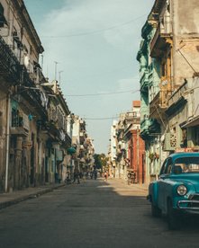 Blauer Oldtimer in Havanna