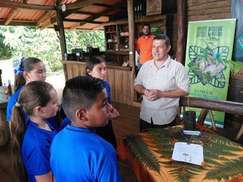 Adolfo Quesada erklärt Schulkindern etwas über La Tigra
