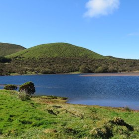 Kleiner See umgeben von hügeliger Landschaft auf den Azoren