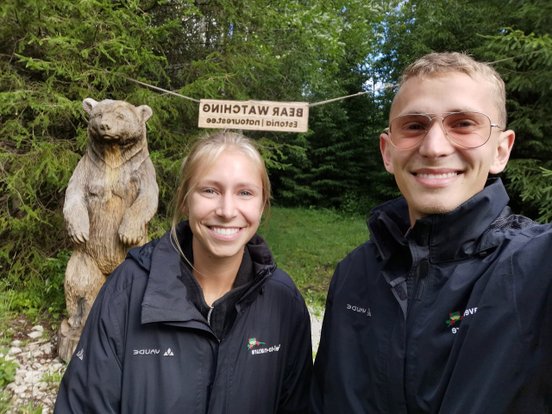 Mitarbeiter von travel-to-nature sind in Estland um Bären zu beobachten