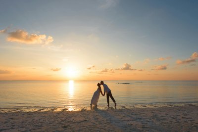Beste reisezeit Sri lanka - Paar am Strand das sich küsst