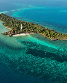 Insel der Chumbe Island Lodge von oben mit türkisfarbenem Meer
