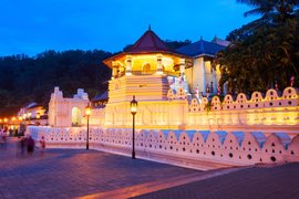 beleuchtete Zahn Tempel - Beste Reisezeit Sri Lanka