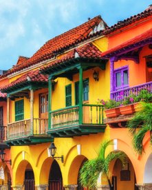 Bunte Häuserfassade mit Balkonen in Cartagena