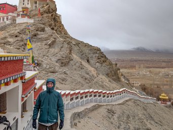 Mann steht vor Klosteranlage in Leh