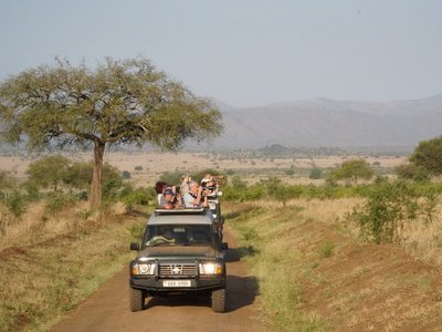 Reisegruppe in einem Jeep - Beste Reisezeit Uganda