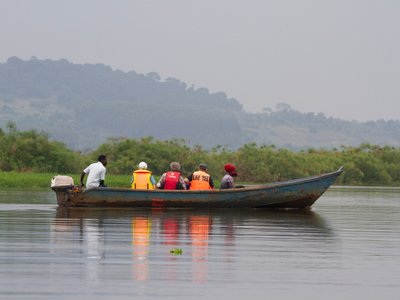 Boot mit Personen auf dem Lake Victoria - Uganda Highlights