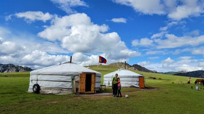 Authentische mongolische Nomadenfamilie