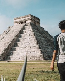 Mann läuft auf die Pyramide bei Chichén-Itzá zu