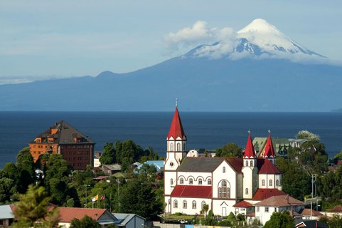 Chile Gruppenreise - Kirche von Puerto Varas mit Vulkan Osorno im Hintergrund