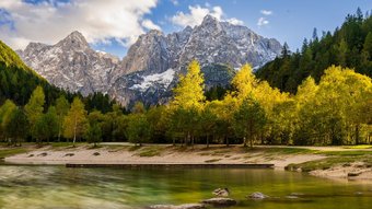 Slowenien Rundreise - Blick vom Jasna-See auf die Berge des Triglav Nationalparks