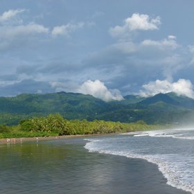 Dunkler Strand im Marino Ballena Nationalpark am Südpazifik