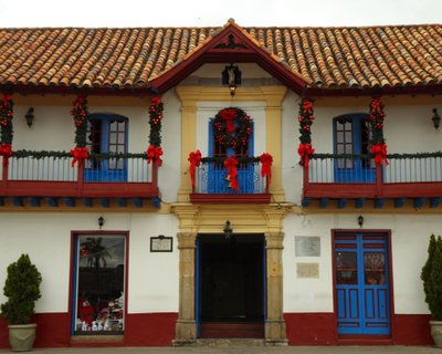 kolumbien selbstfahrer - bunt geschmücktes Haus