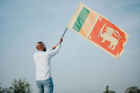 sri lanka mann mit flagge in der hand