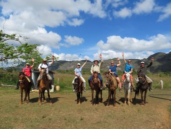 Gruppenbild beim Reiten in Kuba