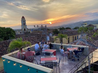 Abendessen auf einer Dachterrasse in Kuba und Sonnenuntergang