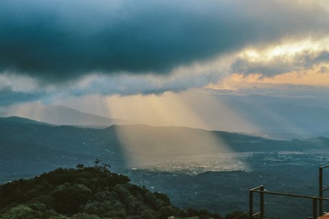 Costa Rica Rundreise 14 Tage - Sonnenstrahlen brechen durch die Wolkendecke