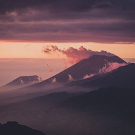 Hügel und kleine Berge bei Sonnenuntergang