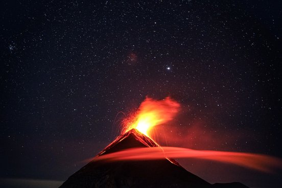 Aktiver Fulkan bei Nacht